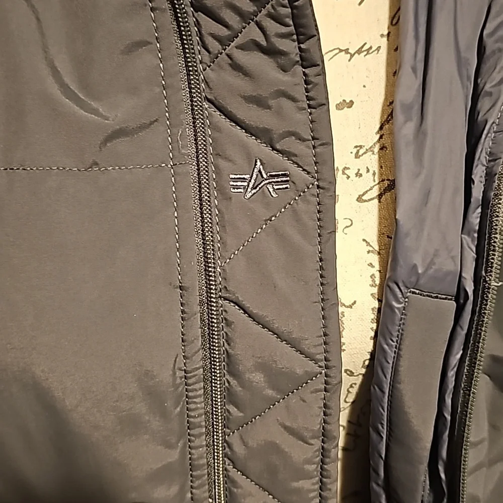 UNISEX gray puffer coat....size XL... LIKE NEW!! ALPHA INDUSTRIES. - Picture 2 of 8